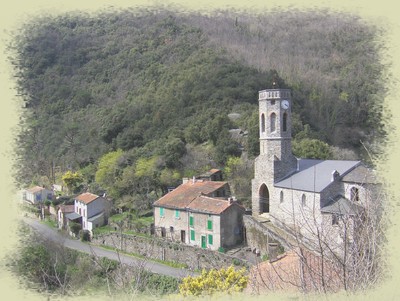 L'église Notre-Dame de la Lauze et le village